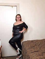 English mommies are masturbating