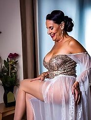 Mature Blonde, 75 Years Old, Amateur Negligee Finnish Happy Black Hair Hair Bun Naked Mature Pics